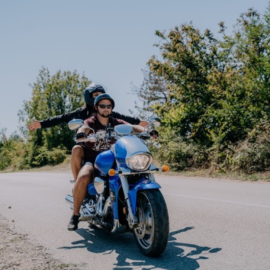 Опознайте красотата на околностите на Велико Търново с разходка с круизен мотор Suzuki Boulevard M109R от Makaroon Опознайте красотата на околностите на Велико Търново с разходка с круизен мотор Suzuki Boulevard M109R от Makaroon