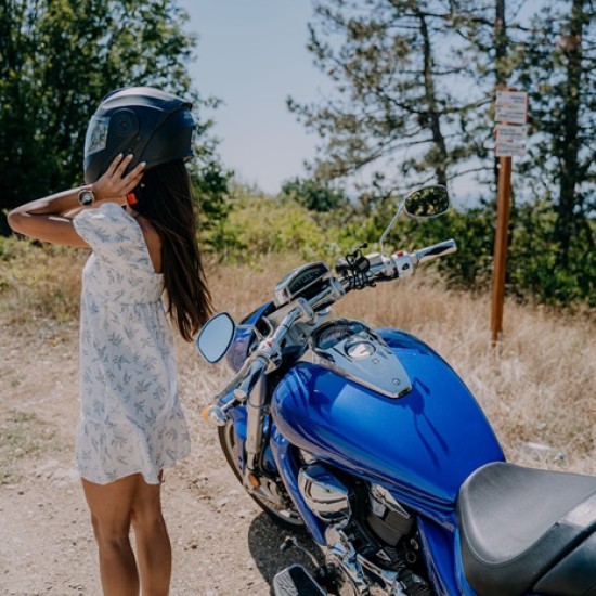 Опознайте красотата на околностите на Велико Търново с разходка с круизен мотор Suzuki Boulevard M109R от Makaroon Опознайте красотата на околностите на Велико Търново с разходка с круизен мотор Suzuki Boulevard M109R от Makaroon