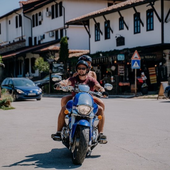 Опознайте красотата на околностите на Велико Търново с разходка с круизен мотор Suzuki Boulevard M109R от Makaroon Опознайте красотата на околностите на Велико Търново с разходка с круизен мотор Suzuki Boulevard M109R от Makaroon