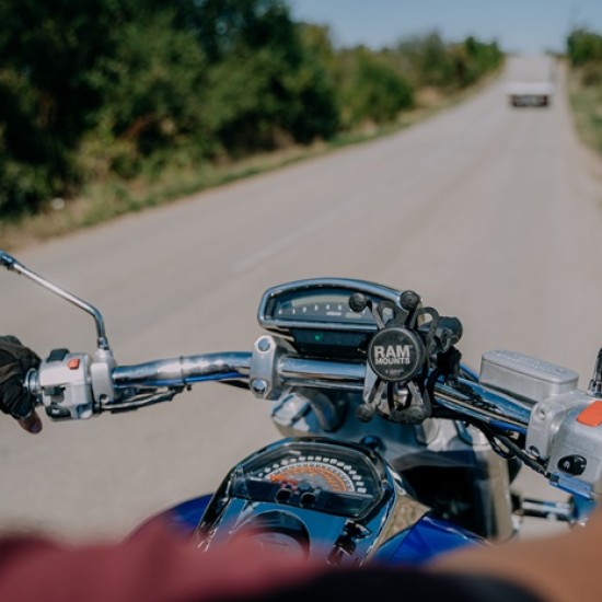 Опознайте красотата на околностите на Велико Търново с разходка с круизен мотор Suzuki Boulevard M109R от Makaroon Опознайте красотата на околностите на Велико Търново с разходка с круизен мотор Suzuki Boulevard M109R от Makaroon