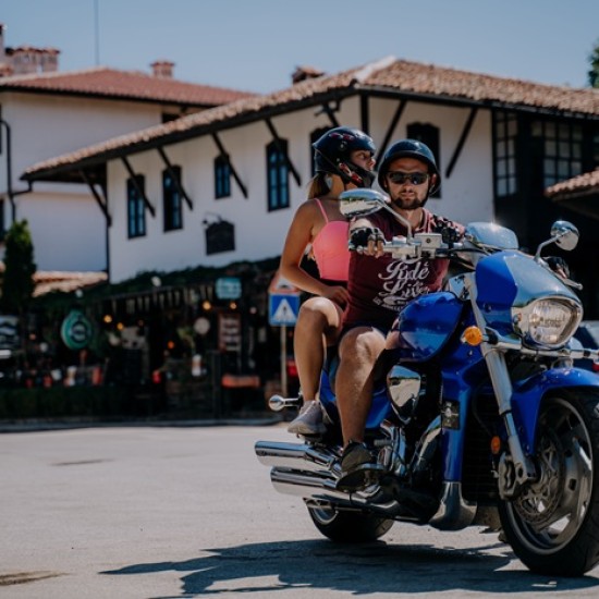 Опознайте красотата на околностите на Велико Търново с разходка с круизен мотор Suzuki Boulevard M109R от Makaroon