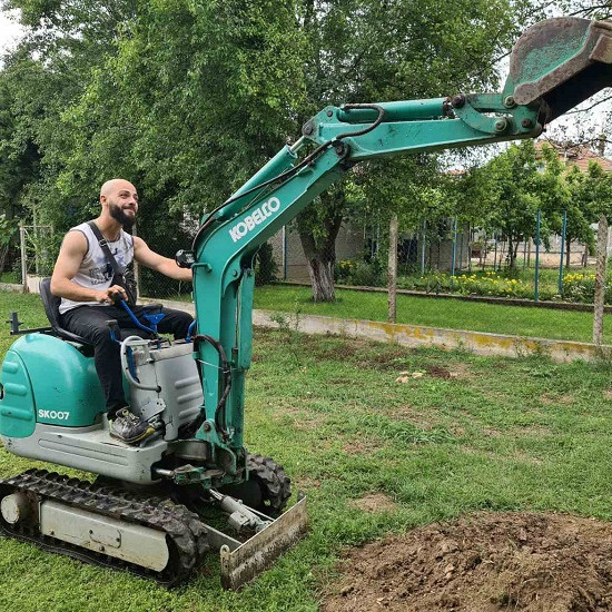 Станете оператор на минибагер в единствено по рода си приключение от Макароон Станете оператор на минибагер в единствено по рода си приключение от Макароон