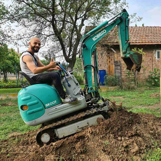 Станете оператор на минибагер в единствено по рода си приключение от Макароон Станете оператор на минибагер в единствено по рода си приключение от Макароон