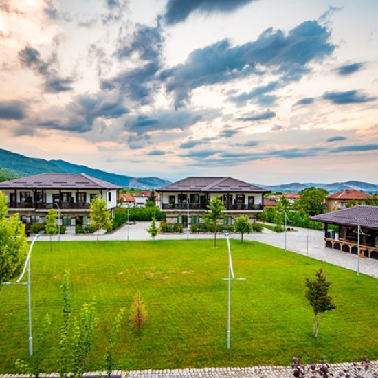 Почивка, пълна с приключения - подарете си нощувка и офроуд разходка в района на Пловдив от Makaroon