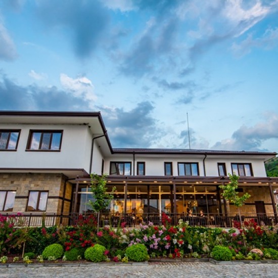 Почивка, пълна с приключения - подарете си нощувка и офроуд разходка в района на Пловдив от Makaroon