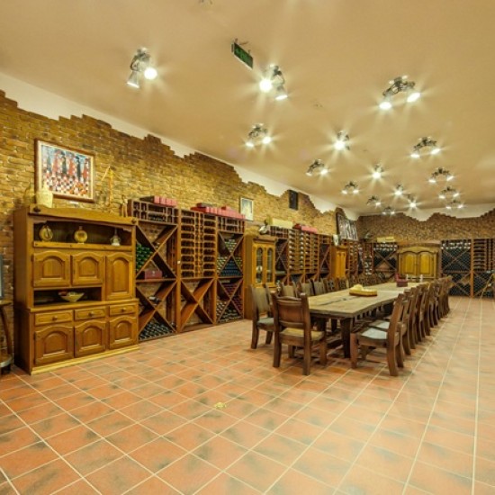 Почивка, пълна с приключения - подарете си нощувка и офроуд разходка в района на Пловдив от Makaroon