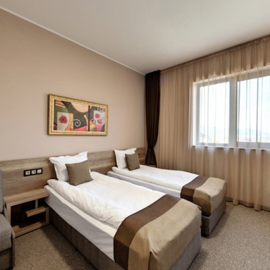 Почивка, пълна с приключения - подарете си нощувка и офроуд разходка в района на Пловдив от Makaroon