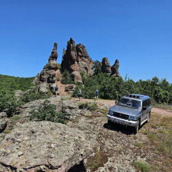 Джип сафари край Белоградчик за двама - вълнуващо приключение сред природата Джип сафари край Белоградчик за двама - вълнуващо приключение сред природата