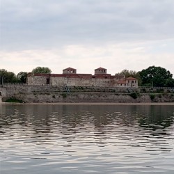 Разходка с моторна лодка по Дунава за един човек в група във Видин Разходка с моторна лодка по Дунава за един човек в група във Видин