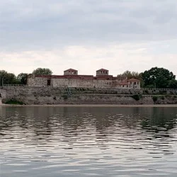 Разходка с моторна лодка по Дунава за един човек в група във Видин Разходка с моторна лодка по Дунава за един човек в група във Видин