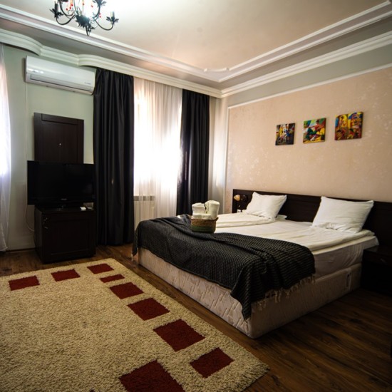 Нощувка за двама в Мелник с включени вечеря и закуска, релакс зона и вход за музея на виното от Макароон