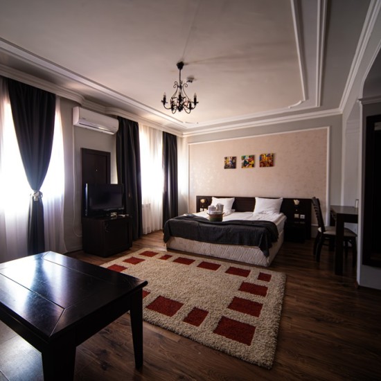 Нощувка за двама в Мелник с включени вечеря и закуска, релакс зона и вход за музея на виното от Макароон