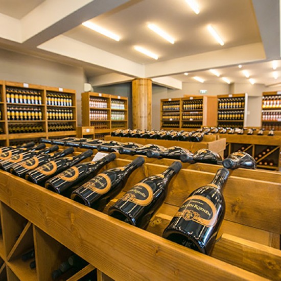 Организирайте си едно пълноценно бягство за двама с Кино и Вино в Мелник - 2 нощувки + дегустация и турове от Makaroon Организирайте си едно пълноценно бягство за двама с Кино и Вино в Мелник - 2 нощувки + дегустация и турове от Makaroon