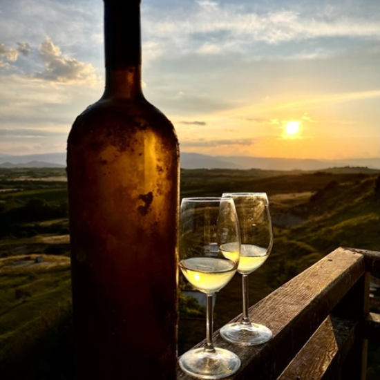 Организирайте си едно пълноценно бягство за двама с Кино и Вино в Мелник - 2 нощувки + дегустация и турове от Makaroon Организирайте си едно пълноценно бягство за двама с Кино и Вино в Мелник - 2 нощувки + дегустация и турове от Makaroon