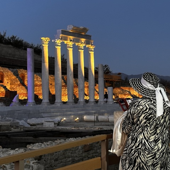 Организирайте си едно пълноценно бягство за двама с Кино и Вино в Мелник - 2 нощувки + дегустация и турове от Makaroon Организирайте си едно пълноценно бягство за двама с Кино и Вино в Мелник - 2 нощувки + дегустация и турове от Makaroon