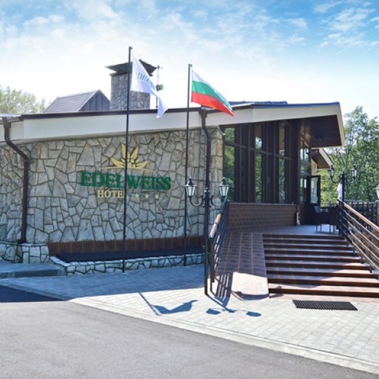 Семейна почивка в истински дом на културата с Нощувка за до 4 души в семеен апартамент в Хотел Еделвайс на връх Бузлуджа от Makaroon Семейна почивка в истински дом на културата с Нощувка за до 4 души в семеен апартамент в Хотел Еделвайс на връх Бузлуджа от Makaroon