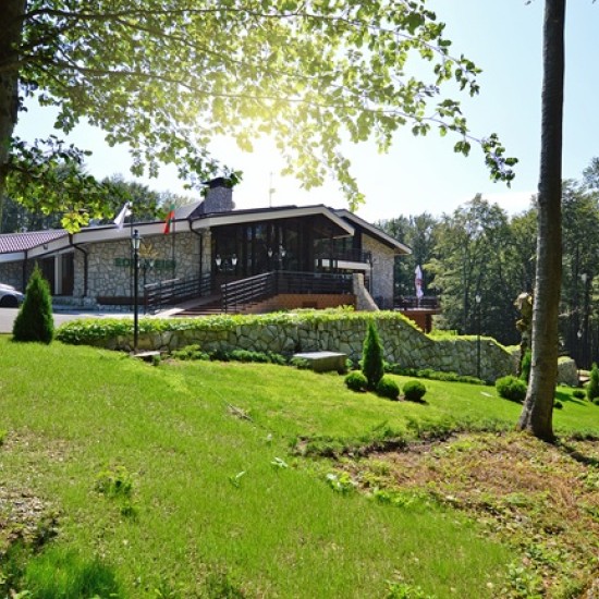 Семейна почивка в истински дом на културата с Нощувка за до 4 души в семеен апартамент в Хотел Еделвайс на връх Бузлуджа от Makaroon Семейна почивка в истински дом на културата с Нощувка за до 4 души в семеен апартамент в Хотел Еделвайс на връх Бузлуджа от Makaroon