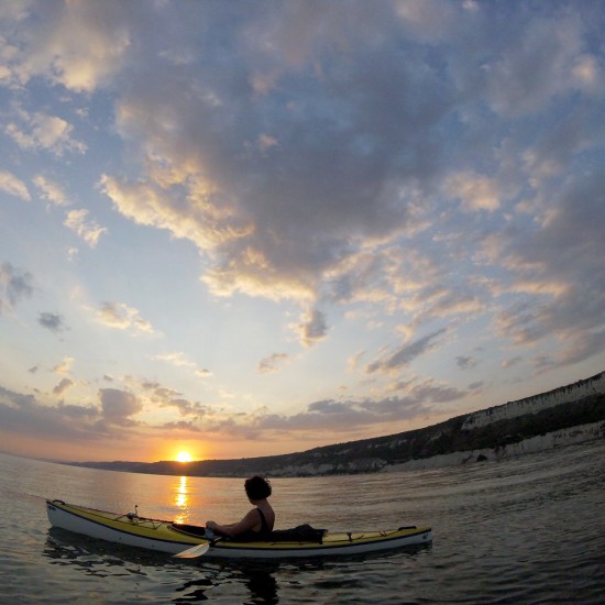 Подарете си едно романтично плаване в морето с  „Тур с каяк по залез слънце“ от Makaroon