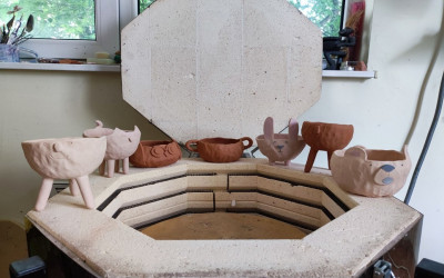 Създаване на уникалност с глина: Уъркшоп по керамика и грънчарство Създаване на уникалност с глина: Уъркшоп по керамика и грънчарство