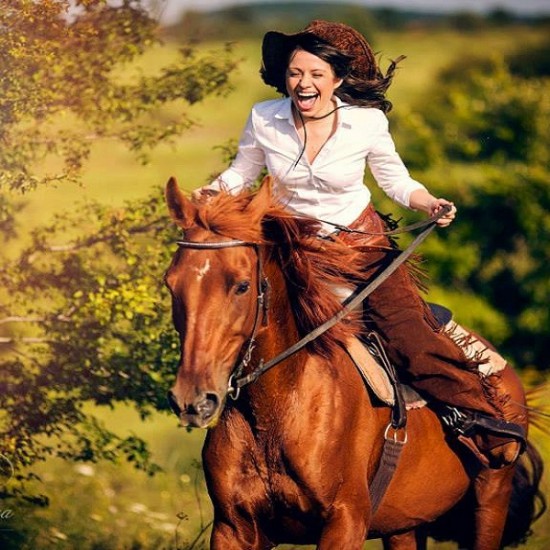 Индивидуален урок по езда, завършващ с разходка | Makaroon.bg