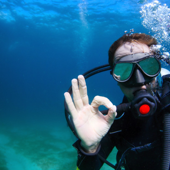 Запознайте се с основите на гмуркането с „PADI Discover Scuba Diving в басейн“ от Makaroon