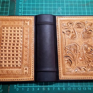 Работилница по книговезане – създайте тефтер с кожена подвързия във Велико Търново Работилница по книговезане – създайте тефтер с кожена подвързия във Велико Търново