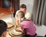 Опознайте магията на глината с Грънчарска работилница за един човек в Център за приложни изкуства и занаяти „Къщата“ от Makaroon