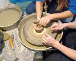 Опознайте магията на глината с Грънчарска работилница за един човек в Център за приложни изкуства и занаяти „Къщата“ от Makaroon