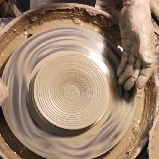 Опознайте магията на глината с Грънчарска работилница за един човек в Център за приложни изкуства и занаяти „Къщата“ от Makaroon