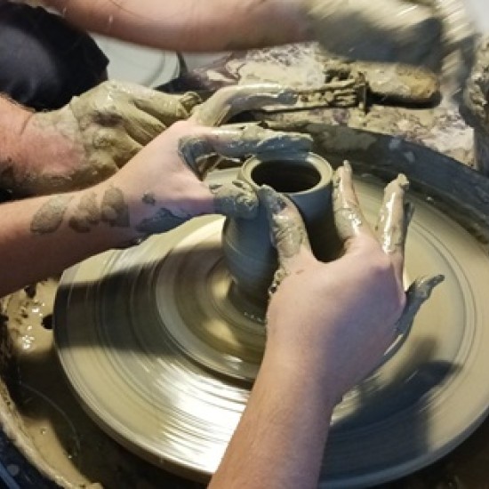 Опознайте магията на глината с Грънчарска работилница за един човек в Център за приложни изкуства и занаяти „Къщата“ от Makaroon