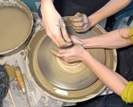 Опознайте магията на глината с Грънчарска работилница за един човек в Център за приложни изкуства и занаяти „Къщата“ от Makaroon