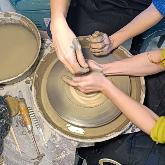 Опознайте магията на глината с Грънчарска работилница за един човек в Център за приложни изкуства и занаяти „Къщата“ от Makaroon