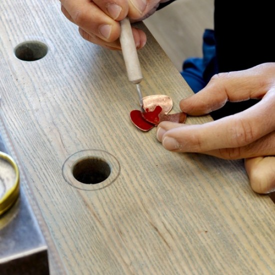 Древни занаяти, красиви накити и спираща дъха гледка с Работилничка по медникарство във Велико Търново от Makaroon