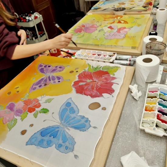 Цвят, вдъхновение и спомен в копринен шал в Работилница за рисувана коприна във Велико Търново от Makaroon