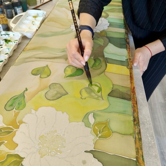 Цвят, вдъхновение и спомен в копринен шал в Работилница за рисувана коприна във Велико Търново от Makaroon