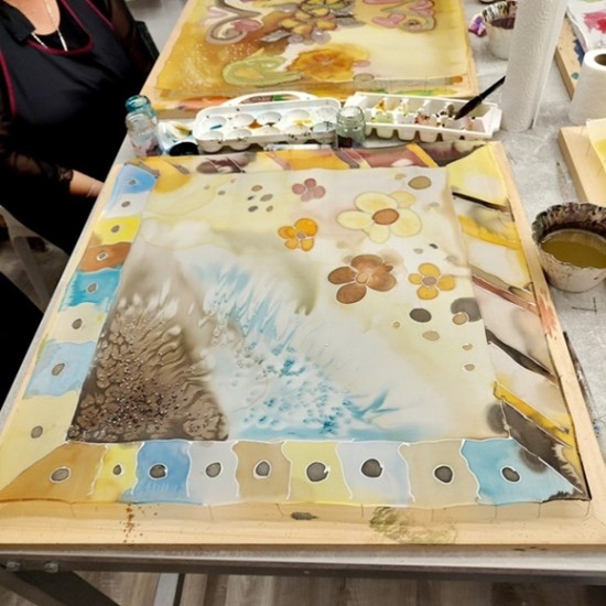 Цвят, вдъхновение и спомен в копринен шал в Работилница за рисувана коприна във Велико Търново от Makaroon