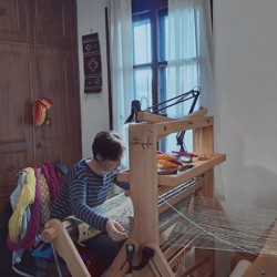 Нишки, чай и бисквитки в Работилница по тъкане за един човек в Център за приложни изкуства и занаяти „Къщата“, гр. Велико Търново