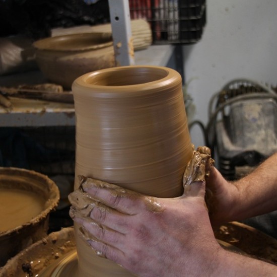 Опознайте магията на глината с Грънчарска работилница за един човек в Център за приложни изкуства и занаяти „Къщата“ от Makaroon