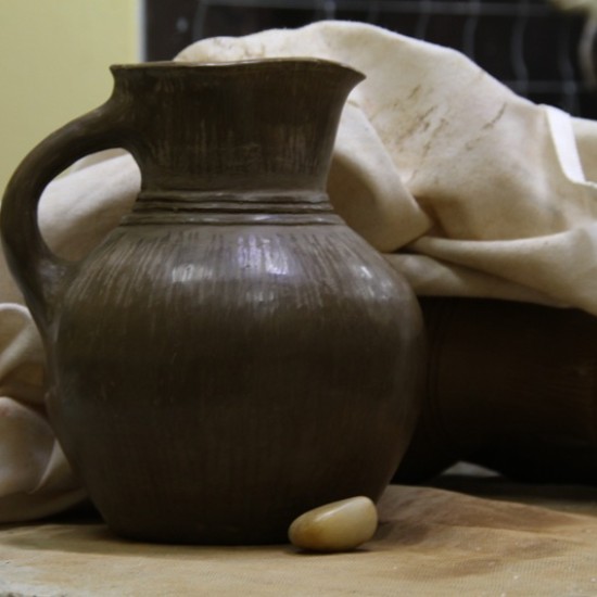 Опознайте магията на глината с Грънчарска работилница за един човек в Център за приложни изкуства и занаяти „Къщата“ от Makaroon