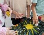 Цвят, вдъхновение и спомен в копринен шал в Работилница за рисувана коприна във Велико Търново от Makaroon Цвят, вдъхновение и спомен в копринен шал в Работилница за рисувана коприна във Велико Търново от Makaroon