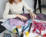 Цвят, вдъхновение и спомен в копринен шал в Работилница за рисувана коприна във Велико Търново от Makaroon Цвят, вдъхновение и спомен в копринен шал в Работилница за рисувана коприна във Велико Търново от Makaroon