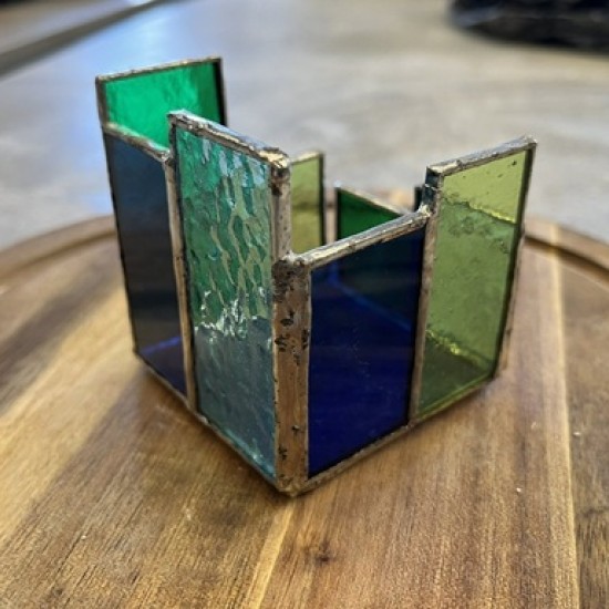 Потопете се в творческа атмосфера и създайте свой изящен свещник с Работилница по витраж във Велико Търново от Makaroon Потопете се в творческа атмосфера и създайте свой изящен свещник с Работилница по витраж във Велико Търново от Makaroon