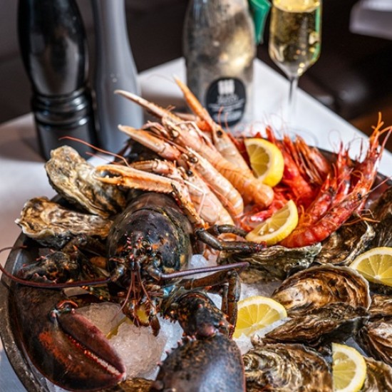 Автентичен вкус и гурме ястия с Дегустация на сурова риба за двама в италиански ресторант Lazy Dolcevita от Makaroon