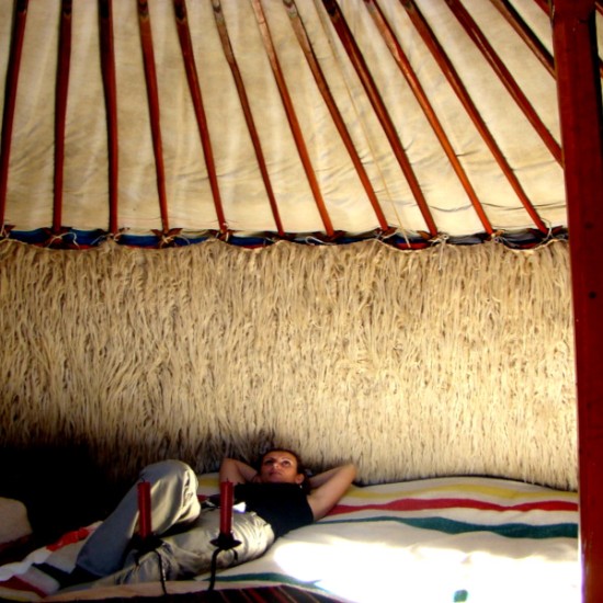 Уикенд като прабългарин за двама: Нощувка в юрта, яздене на кон и стрелба с лък | Makaroon.bg