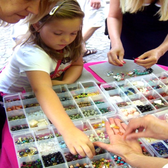 Детско парти (рожден ден) с творчество: Изработка на бижута, картички и пана | Makaroon.bg