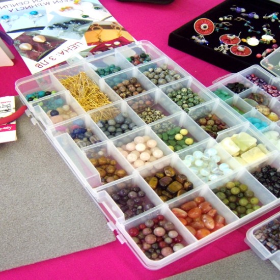 Детско парти (рожден ден) с творчество: Изработка на бижута, картички и пана | Makaroon.bg