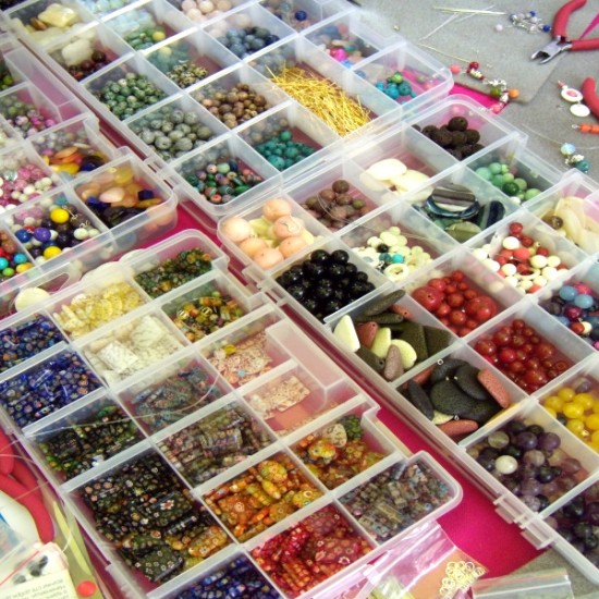 Детско парти (рожден ден) с творчество: Изработка на бижута, картички и пана | Makaroon.bg