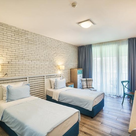 Подарете едно бягство от града с “Нощувка за двама с домашен любимец + Винен тур”  в Midalidare Gastro Pub от Makaroon