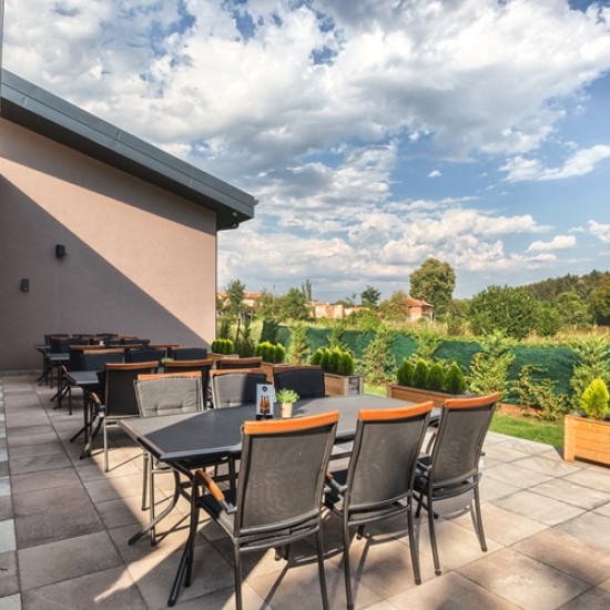 Подарете комфорт, вино и терпаия с ''Една нощувка и винотерапия за двама”  в Midalidare Hotel & Spa'' от Makaroon