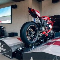 Почувствайте скоростта на MotoGP с мото симулатор Ducati Panigale - 30 мин.